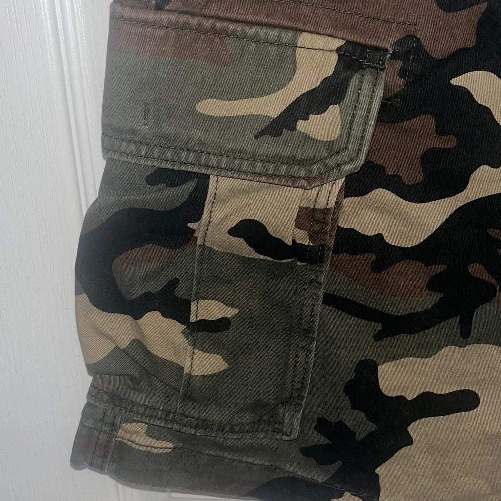 Men’s Old Navy camo Broken-In Classic Length Cargo Shorts Size 38